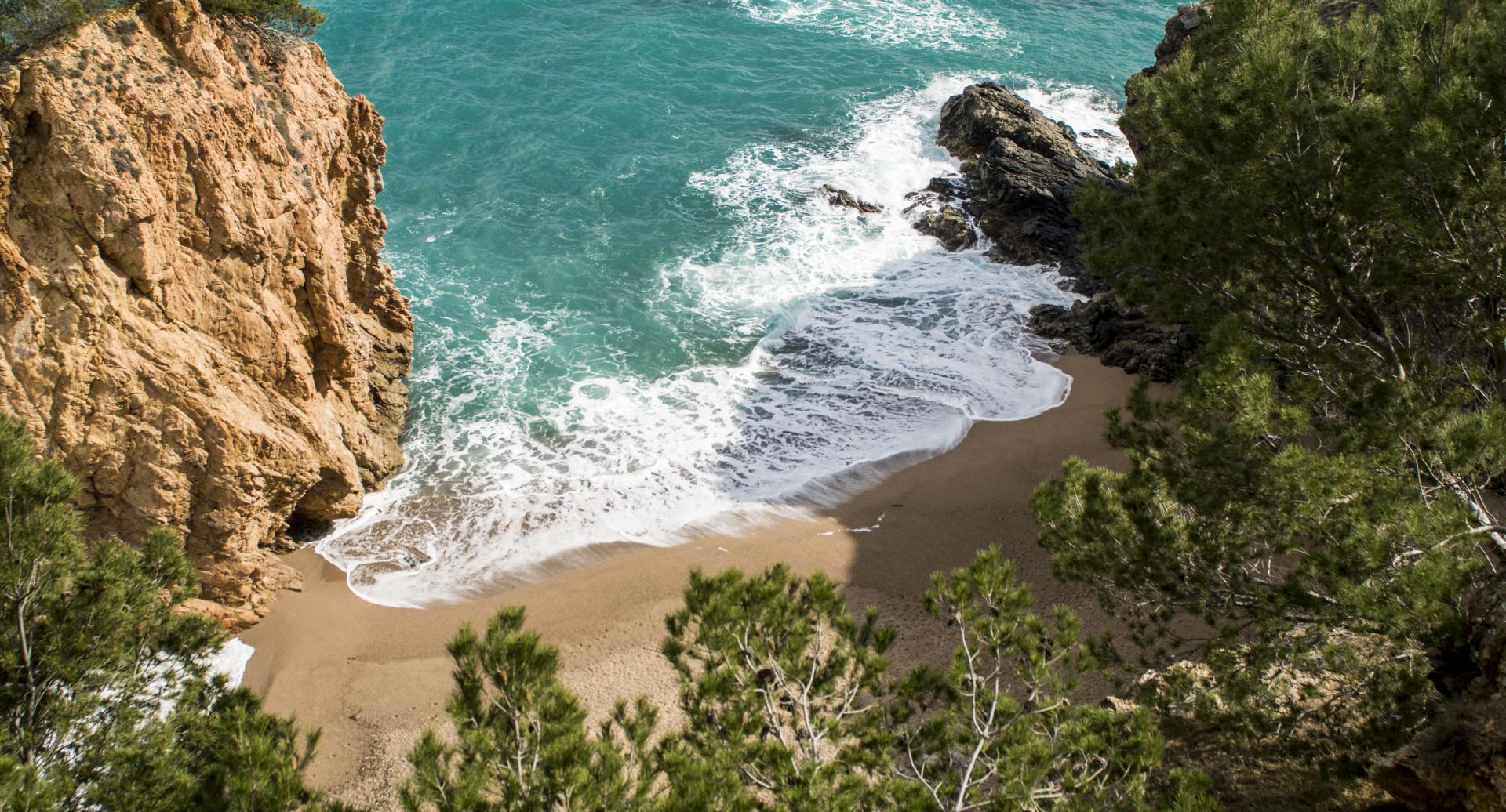 Caminos de ronda, playas y calas
